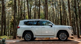 Toyota Land Cruiser 300 lần đầu có bản hybrid tại Việt Nam: Tiết kiệm xăng hơn nhưng vẫn giữ chất off-road